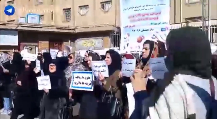 teachers in Iran protest for their rights