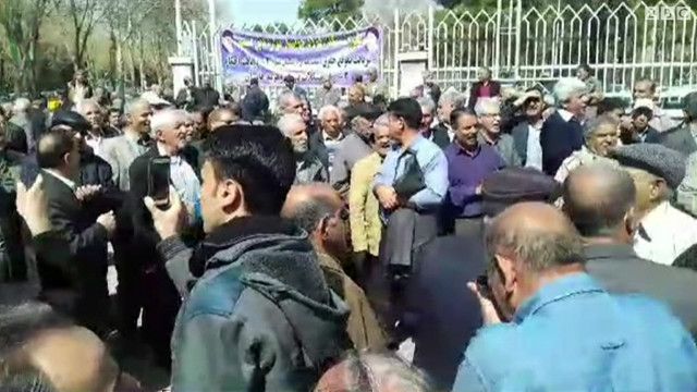 Fearless retired steelworkers in Isfahan, Iran, protest against non-payment of pensions despite heavy police presence