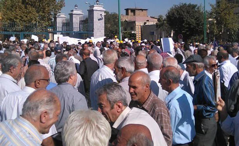 retired steelworkers in Isfahan protest against non-payment of wages