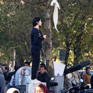 İran’ın Özgürlükçü Kadınları! Gösterilere Başörtüsüz Katılın!